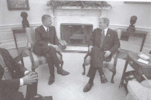 &lt;p&gt;Đinđić u posјeti predsјedniku SAD Džordžu Bušu novembra 2001. godine&lt;/p&gt;