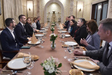 &lt;p&gt;Sa satanka premijera Milojka Spajića sa predstavnicima Ambasade SAD i privrednih komora regiona&lt;/p&gt;