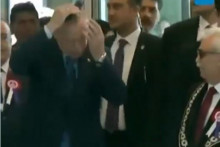 &lt;p&gt;Snimak Erdogana kako se češlja&lt;/p&gt;