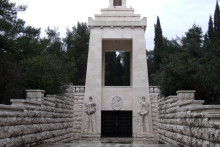 &lt;p&gt;Spomenik borcu partizanu&lt;br&gt;
Spomenik na gorici&lt;br&gt;
spomenik pod goricom&lt;/p&gt;