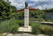 &lt;p&gt;Zapušten spomenik Radomiru Ivanoviću&lt;/p&gt;