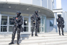 &lt;p&gt;posebna jedinica policije&lt;/p&gt;