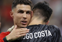 &lt;p&gt;Ronaldo i Košta u zagrljaju&lt;/p&gt;