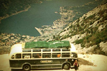 &lt;p&gt;autobus sa redovne linije iz Britanije za Indiju uslikan iznad Kotora&lt;/p&gt;