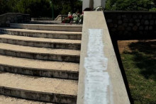 &lt;p&gt;Uklonjen grafit sa spomenika na Pobrežju&lt;/p&gt;
