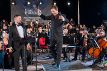 &lt;p&gt;Festivalski orkestar i hor Virtuozi kojim rukovodi maestro Bojan Suđić&lt;/p&gt;