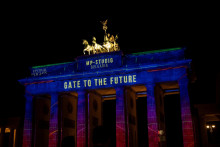 &lt;p&gt;Brandenburška kapija tokom Berlinskog festivala svjetlosti 2024, osvijetljena instalacijom ‘Gate to the Future‘ umjetničkog studija MP-STUDIO iz Bugarske&lt;/p&gt;