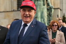 &lt;p&gt;Milorad Dodik s Trampovim kačketom&lt;/p&gt;