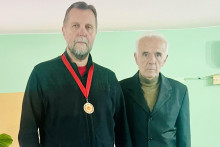 &lt;p&gt;Novović sa medaljom i Mirko Stanić&lt;/p&gt;