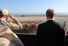 &lt;p&gt;Vladimir Putin (desno) tokom posjete ruskoj vazduhoplovnoj bazi kod Latakije, u Siriji, 2017. godine&lt;/p&gt;