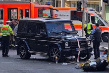 &lt;p&gt;Automobilom uletio u masu ljudi&lt;/p&gt;