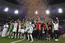 <p>Al Ahli na tronu</p>