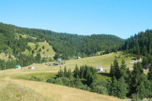 <p>Pogled na Jelovicu na kojoj niču vikend naselja</p>