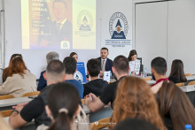 &lt;p&gt;Maraš Dukaj sa studentima&lt;/p&gt;