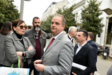 <p>Nimanbegu na protestu ispred Skupštine</p>