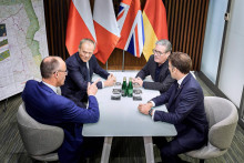 &lt;p&gt;Emanuel Makron, Kir Starmer, Fridrih Merc i Donald Tusk&lt;/p&gt;