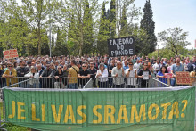 &lt;p&gt;Sa protesta koalicije ”Velika plaža, a ne velika laža” ispred Skupštine&lt;/p&gt;