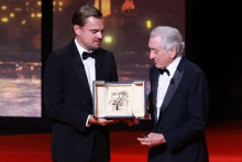 &lt;p&gt;Leonardo Dikaprio uručio počasnu Zlatnu palmu Robertu de Niru&lt;/p&gt;