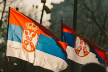 &lt;p&gt;FOTO: Unsplash - Stefan Kostić&lt;br&gt;
Zastava Srbije, Srbija&lt;/p&gt;