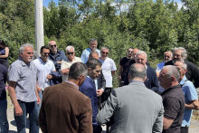 &lt;p&gt;Mujović u razgovoru sa mještanima&lt;/p&gt;