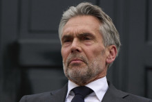 <p>Dik Shof</p>