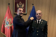 &lt;p&gt;Krapović simbolično uručio činove Vuksanoviću&lt;/p&gt;