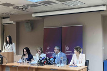 <p>Sa presa o prostornom planu</p>