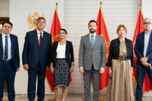 <p>Milatović sa predstavnicima NVO, Udruženja pravnika i nezavisnim ekspertima o Sporazumu sa UAE</p>