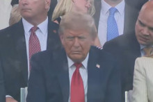 &lt;p&gt;Tramp na vojnoj paradi&lt;/p&gt;
