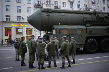 &lt;p&gt;Ruski vojnici pored balističke rakete&lt;/p&gt;