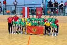 &lt;p&gt;Ženska kadetska rukometna reprezentacija Crne Gore&lt;/p&gt;