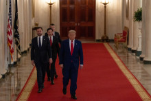&lt;p&gt;Američki predsjednik Donald Tramp sa svojim potpredsjednikom Džej Di Vensom, ministrima Markom Rubiom i Pitom Hegsetom&lt;/p&gt;